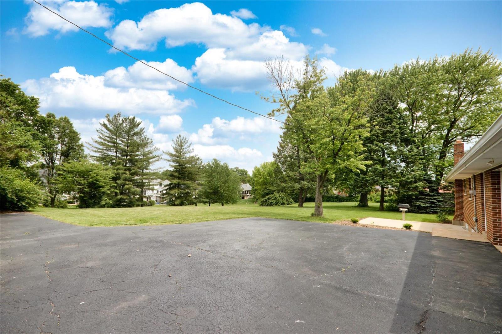 4925 Ringer Road St. Louis, MO 63129 - Photo 4 of 24 Gallery Image 4