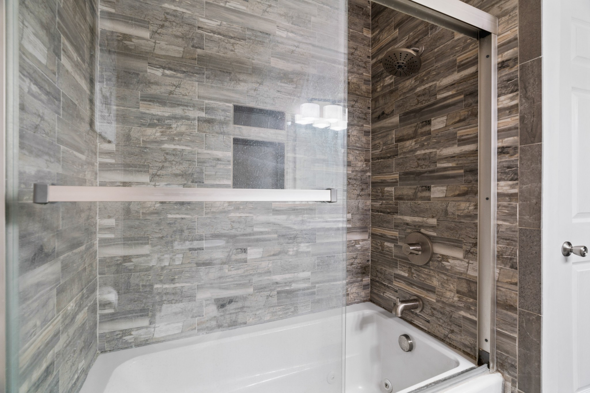 1630 McCrary Road Lebanon, TN 37090 - Photo 28 of 46 a bathroom with a bathtub