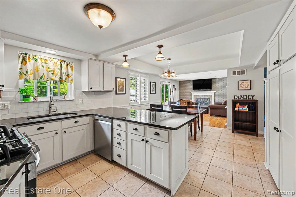 2242 West Wattles Road Troy, MI 48098 - Photo 4 of 30