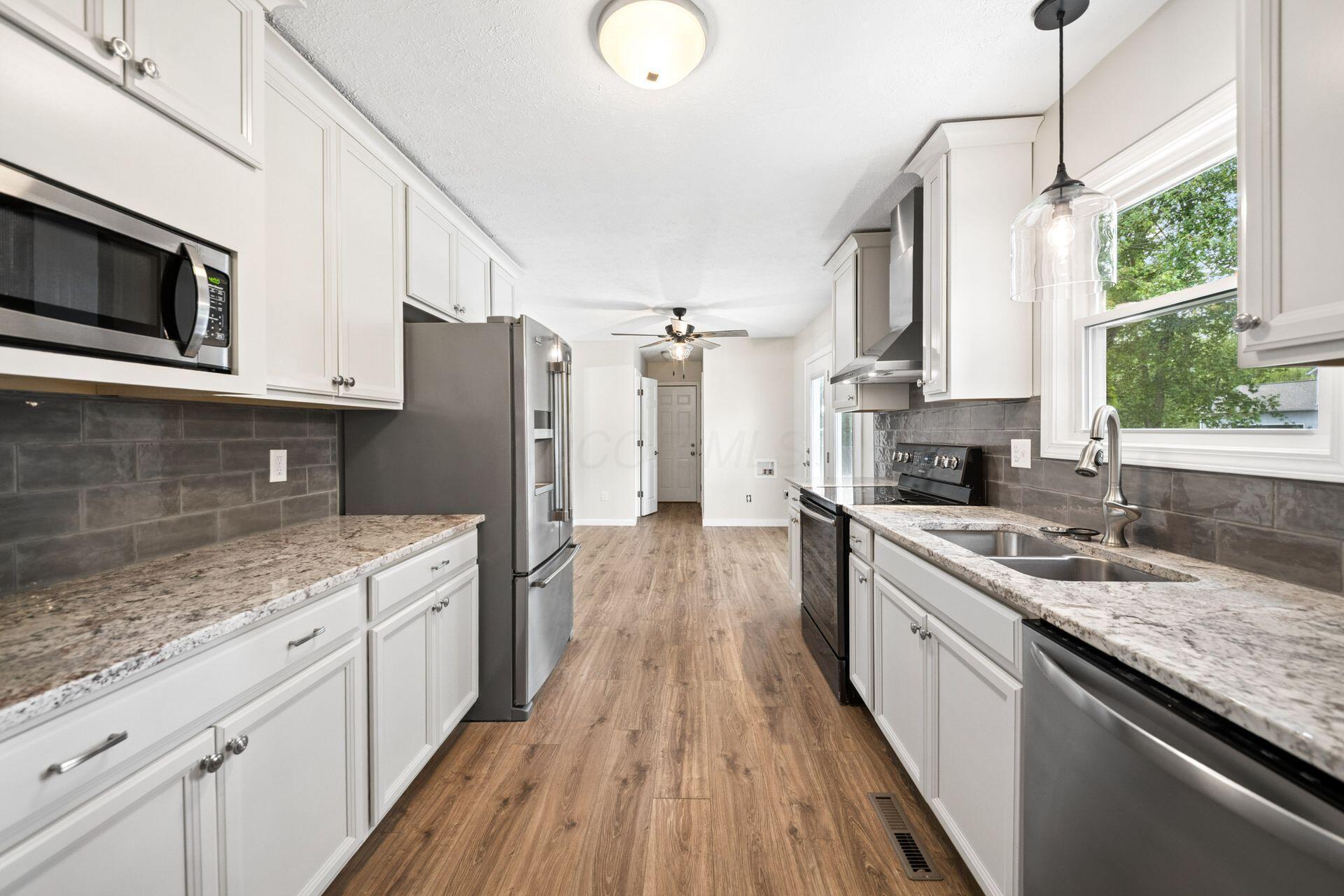 417 Forward Pass Road Southwest Pataskala, OH 43062 - Photo 14 of 53 Updated Kitchen
