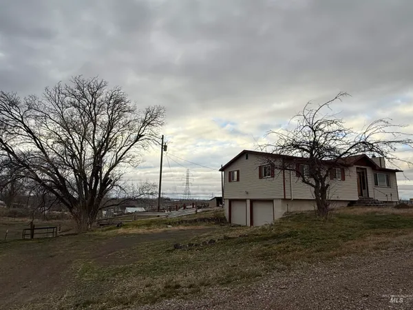 $389,900 | 2932 Arthur Street, American Falls, ID 83211