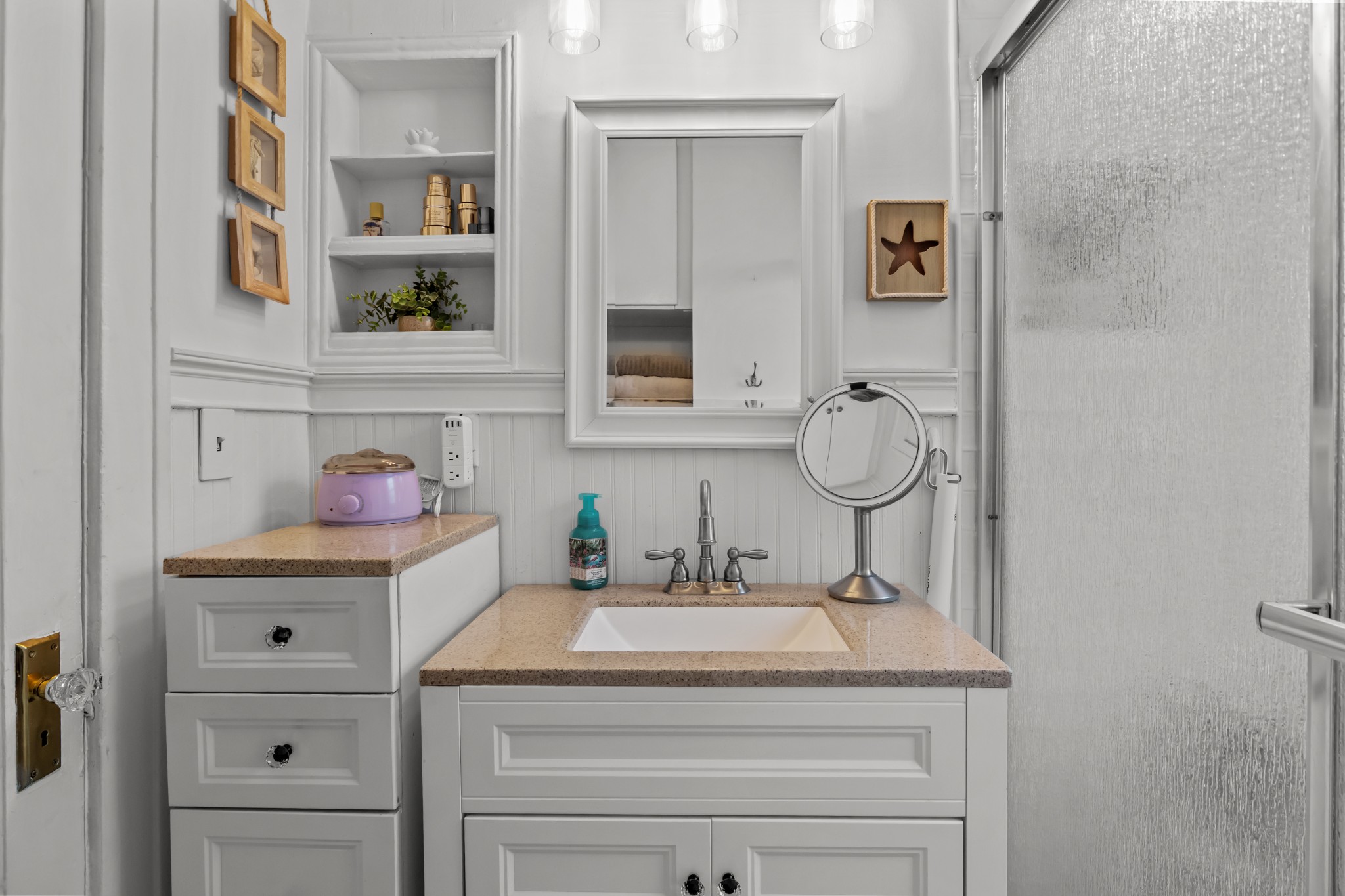 412 High Street Dickson, TN 37055 - Photo 20 of 42 a bathroom with a sink and a mirror