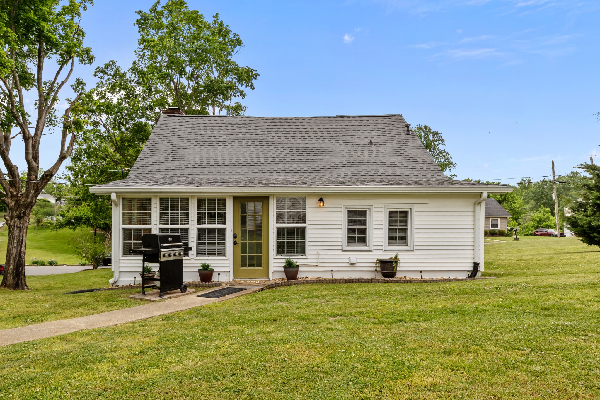 412 High Street Dickson, TN 37055 - Photo 37 of 42 a front view of a house with a garden