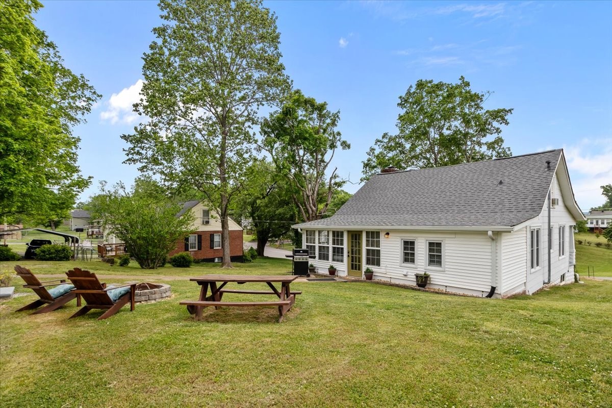 412 High Street Dickson, TN 37055 - Photo 40 of 42 a view of a house with pool and chairs