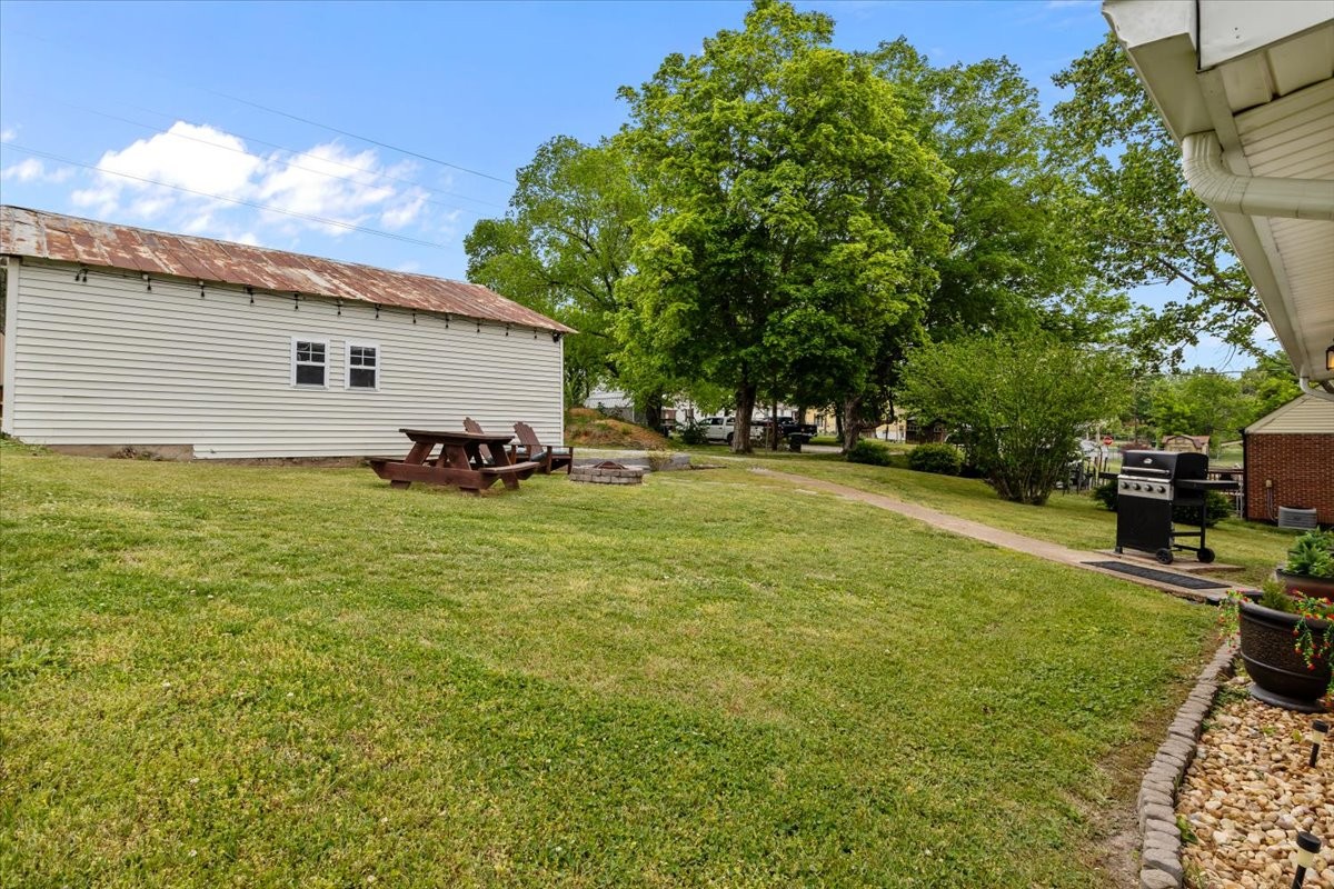 412 High Street Dickson, TN 37055 - Photo 42 of 42 a view of a backyard with sitting area