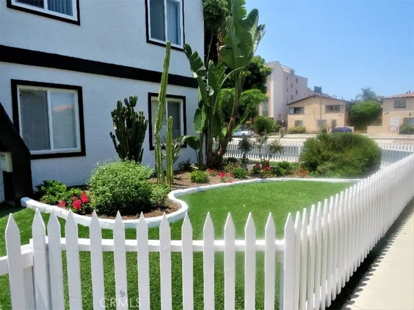 a view of a house with backyard and a garden