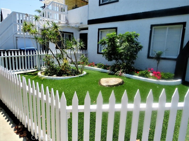 2403 Louella Avenue, Unit 3 Venice, CA 90291 - Photo 13 of 15 a view of a house with backyard and a garden