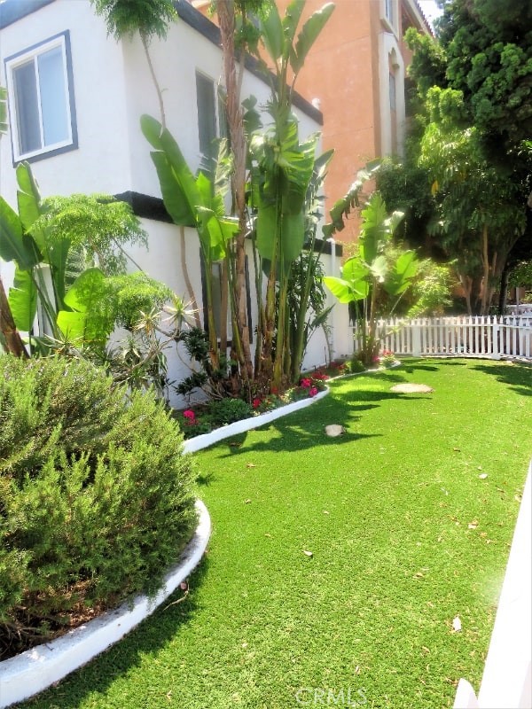 2403 Louella Avenue, Unit 3 Venice, CA 90291 - Photo 15 of 15 a view of a garden with a building