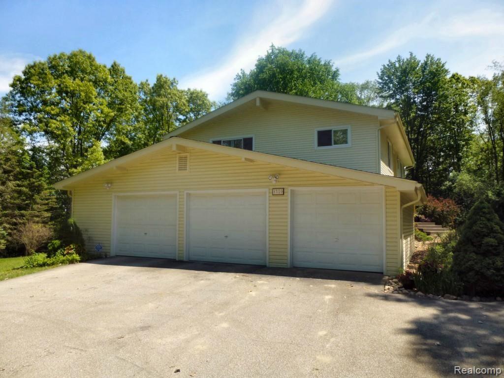 1329 Dutton Road Rochester, MI 48306 - Photo 4 of 26 3 car garage.jpg