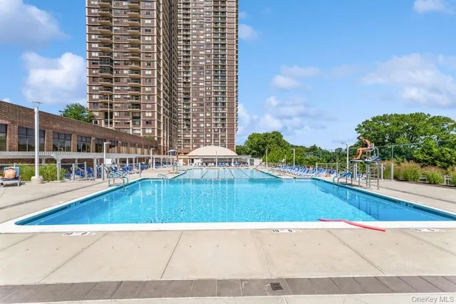 $465,000 | 269 Grand Central Parkway, Unit 2E | Glen Oaks