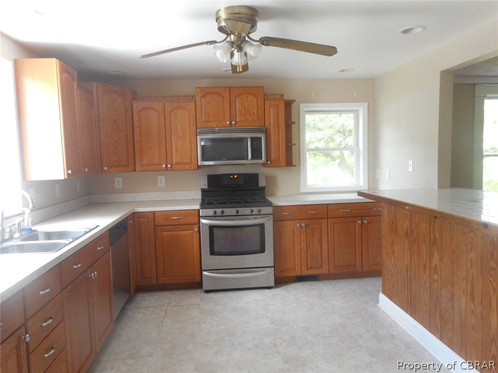808 Remo Road Heathsville, VA 22473 - Photo 13 of 19 Great kitchen with lot's of cabinets. 5 burner gas range with oven and warming drawer. Large serving or breakfast bar.