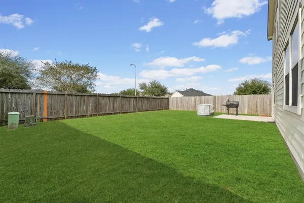 a view of a house with backyard