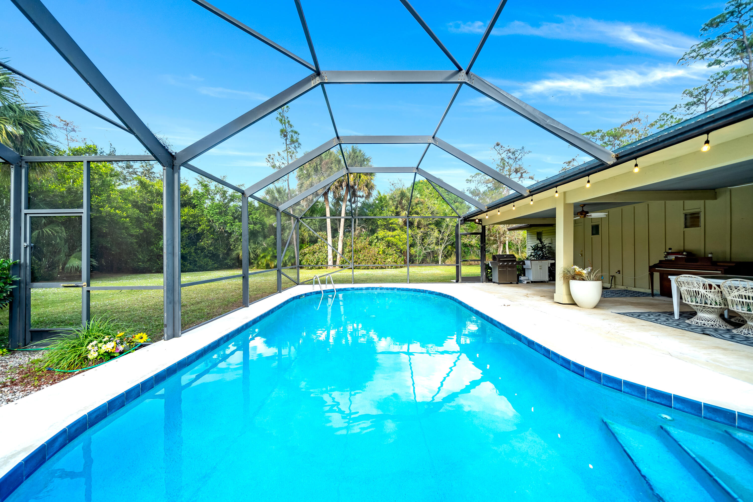 583 Rambling Dr Circle Wellington, FL 33414 - Photo 22 of 40 a swimming pool with yard