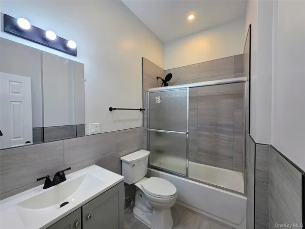 $3,200 | 143 Jericho Turnpike, Unit A, Mineola, NY 11501