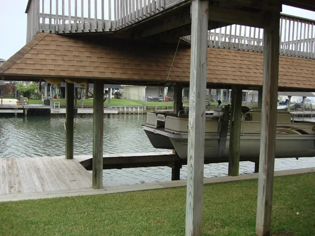 $415,000 | 1187 Sailfish Street, Bayou Vista, TX 77563