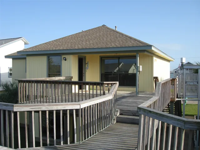 $415,000 | 1187 Sailfish Street, Bayou Vista, TX 77563