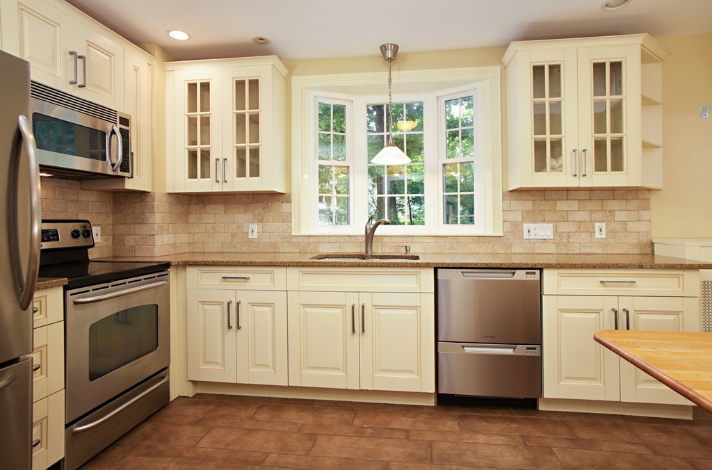 12 Avondale Road Newton, MA 02459 - Photo 2 of 6