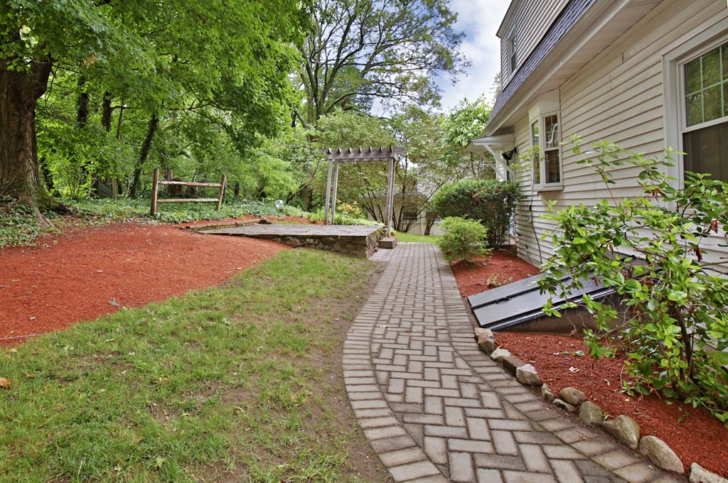 12 Avondale Road Newton, MA 02459 - Photo 6 of 6