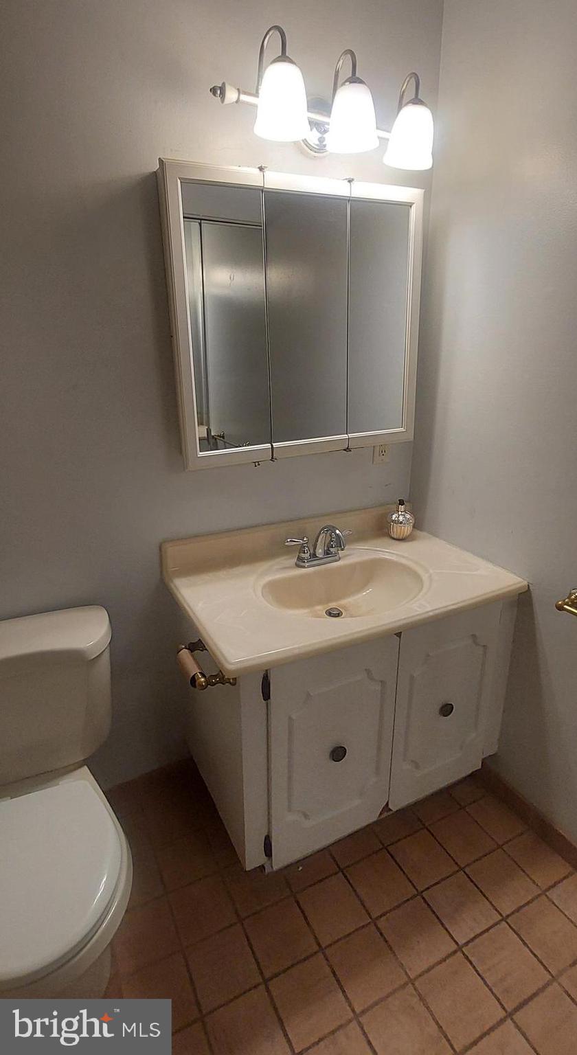 2900 State Hill Road, Unit I11 Wyomissing, PA 19610 - Photo 11 of 15 a bathroom with a sink and mirror
