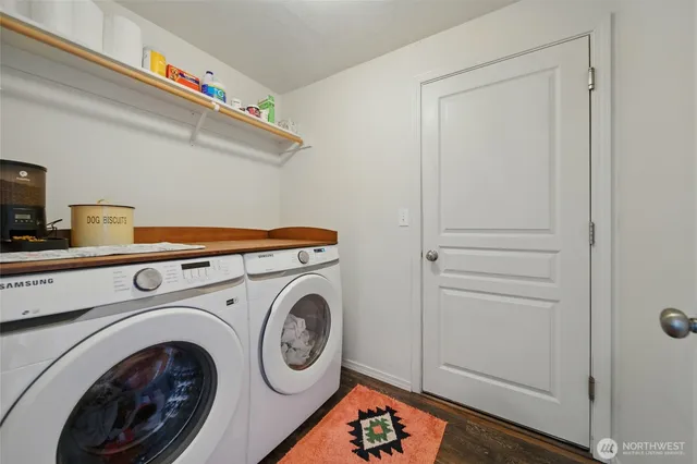 a view of a big room with a big yard