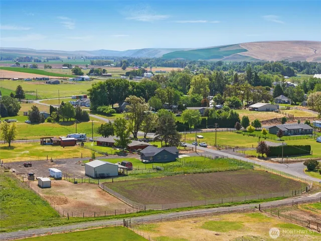 a view of entryway and hall