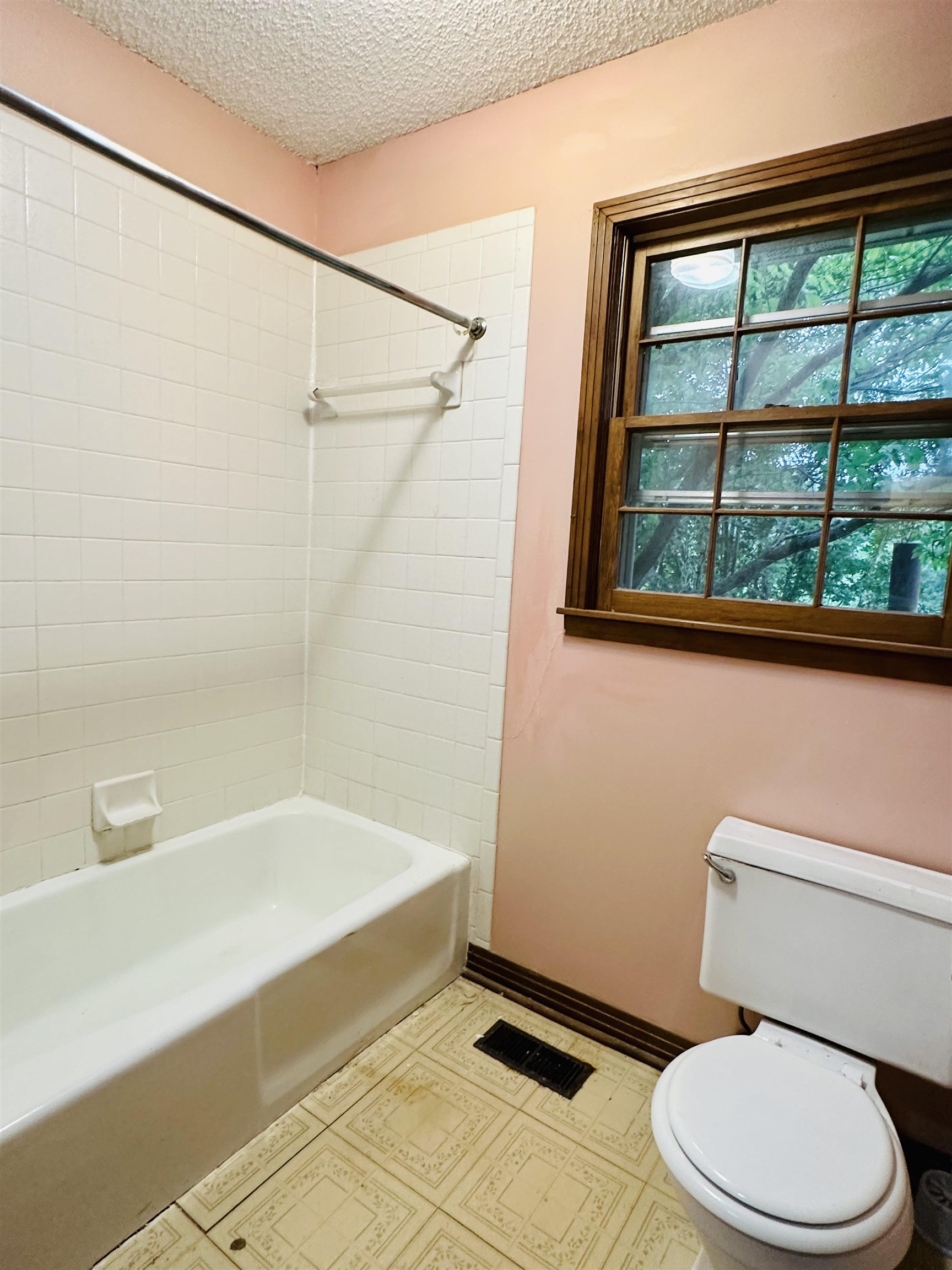 2733 New Hope Road Guys, TN 38339 - Photo 11 of 25 a bathroom with a toilet and a bathtub