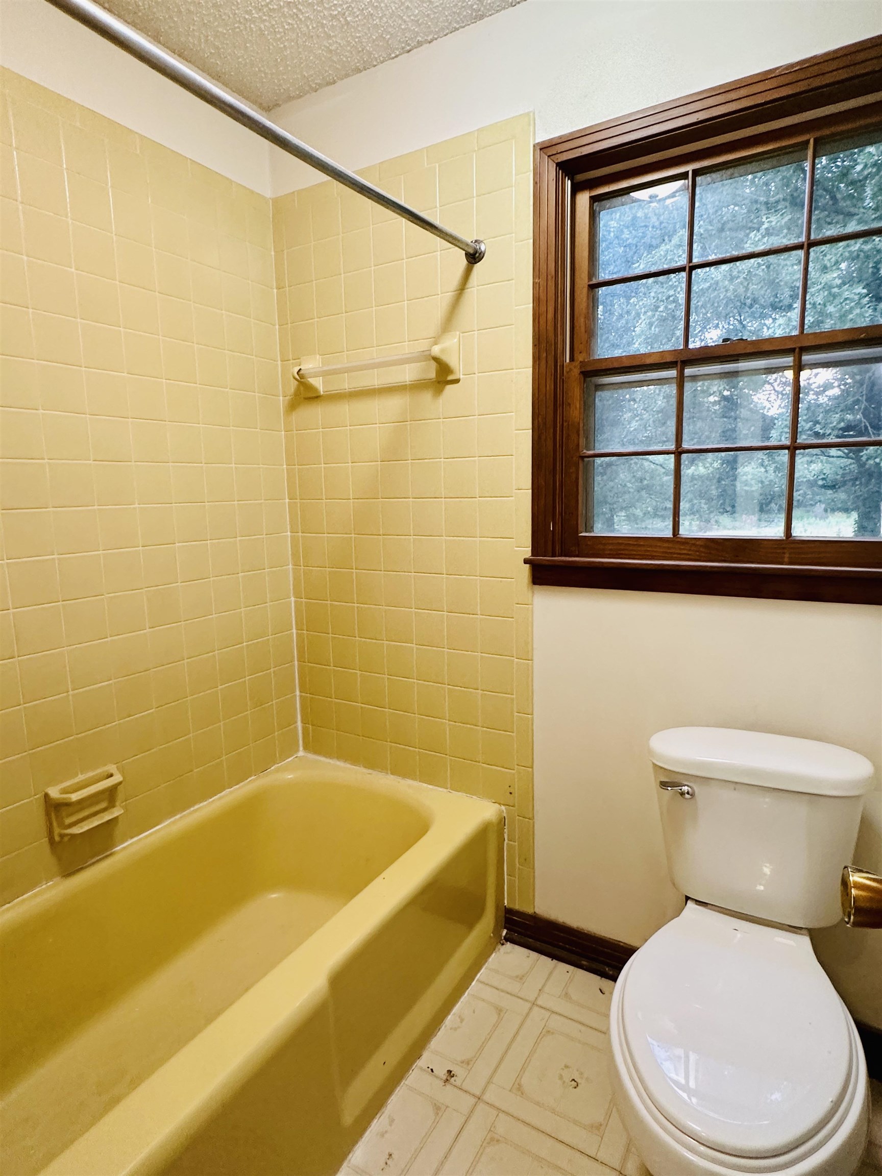 2733 New Hope Road Guys, TN 38339 - Photo 14 of 25 a bath room with a toilet and a bath tub