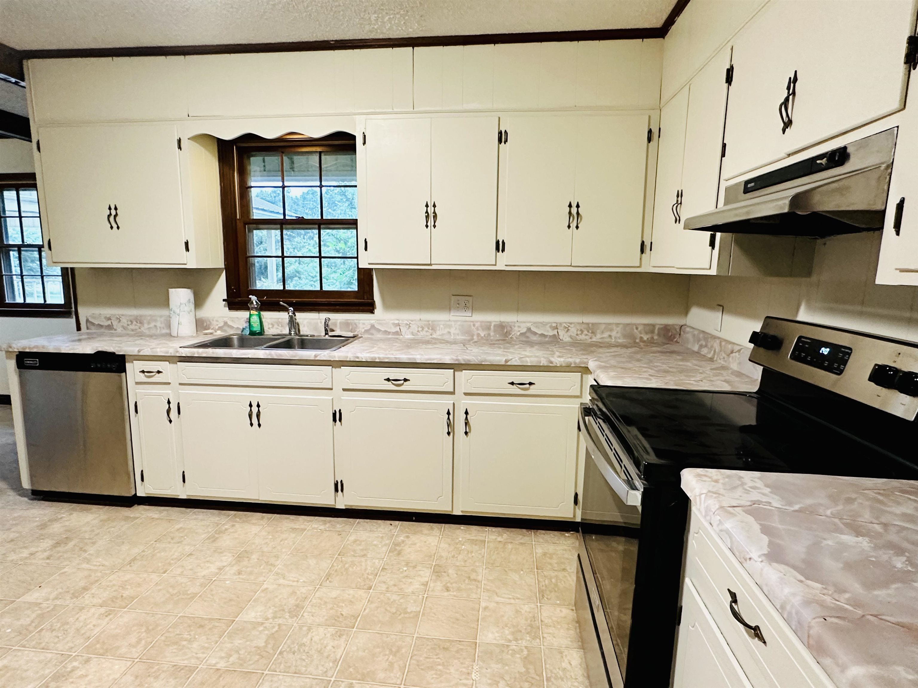 2733 New Hope Road Guys, TN 38339 - Photo 8 of 25 a kitchen with granite countertop a sink a stove and cabinets