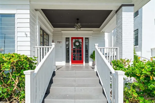 a view of an entryway with a livingroom