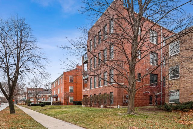140 Ridge Avenue, Unit 2W Evanston, IL 60202 - Photo 3 of 36 a view of a large building with a large trees