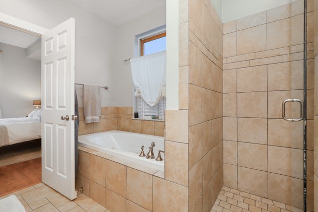 140 Ridge Avenue, Unit 2W Evanston, IL 60202 - Photo 22 of 36 a bathroom with a bathtub and a sink