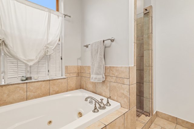 140 Ridge Avenue, Unit 2W Evanston, IL 60202 - Photo 23 of 36 a bathroom with a bathtub and shower