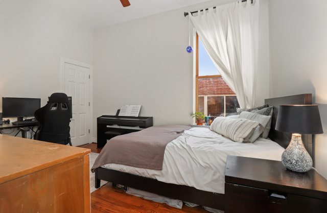 140 Ridge Avenue, Unit 2W Evanston, IL 60202 - Photo 28 of 36 a bedroom with a bed and a tv