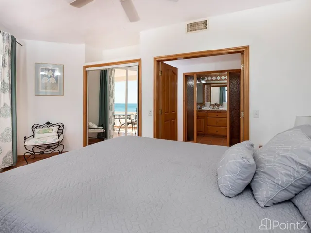 a view of entryway with a front door