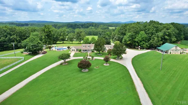 a view of yard with green space