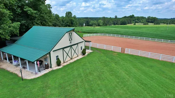 a view of a house with backyard