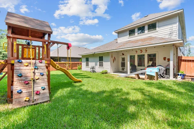 a view of a house with backyard