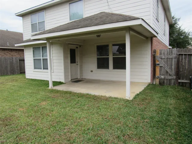 a view of a house with backyard