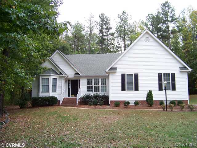 a view of a house with backyard