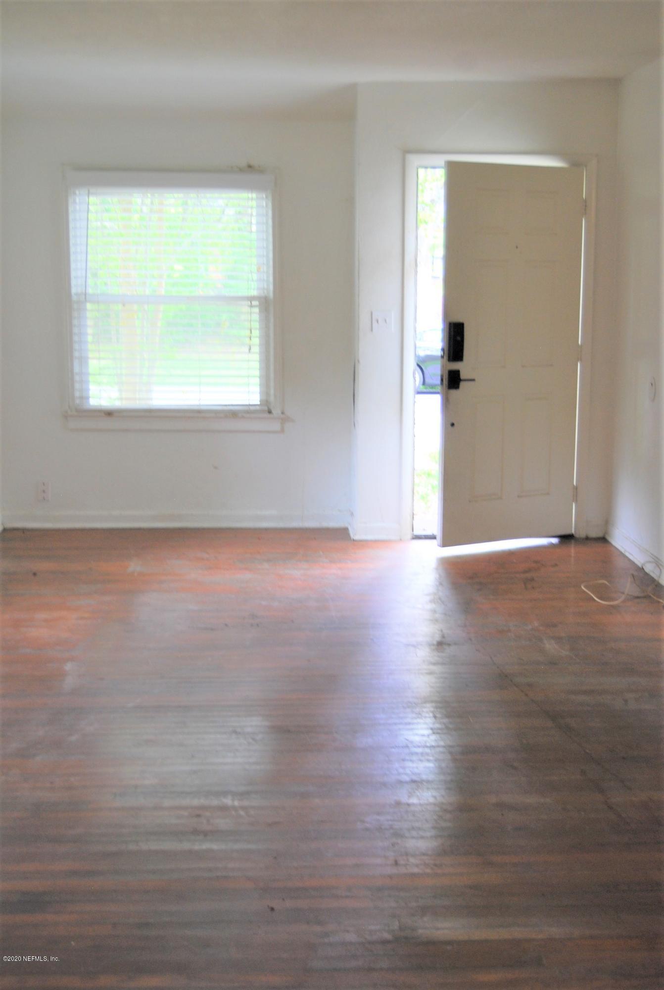 4533 Sunderland Road Jacksonville, FL 32210 - Photo 4 of 16 Living Room