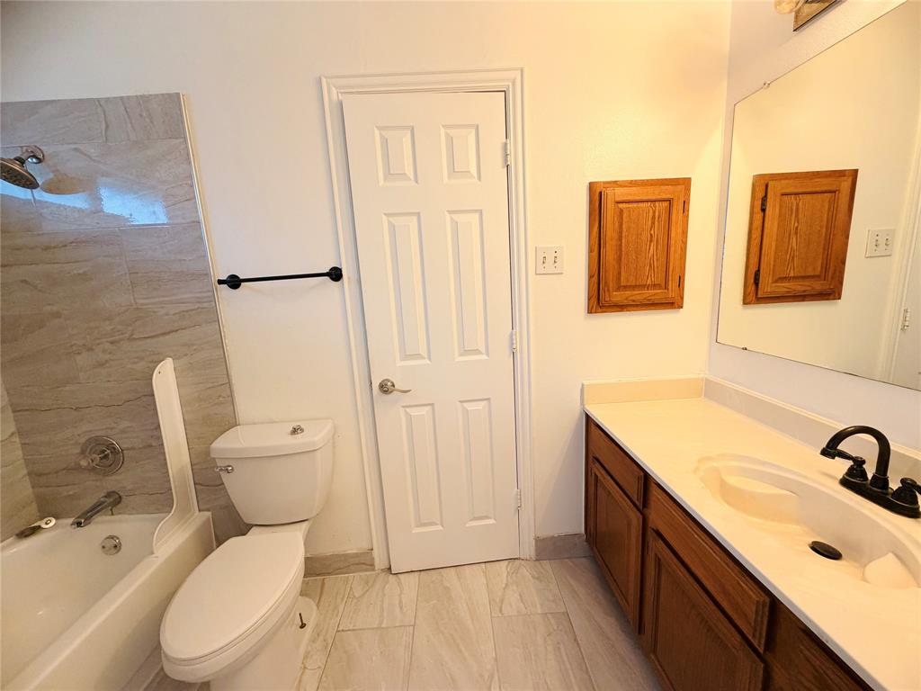 434 Moonlight Way Irving, TX 75063 - Photo 19 of 29 a bathroom with a sink a toilet and shower