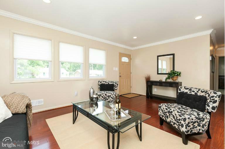 6737 Ransome Drive Baltimore, MD 21207 - Photo 9 of 29 Living Room