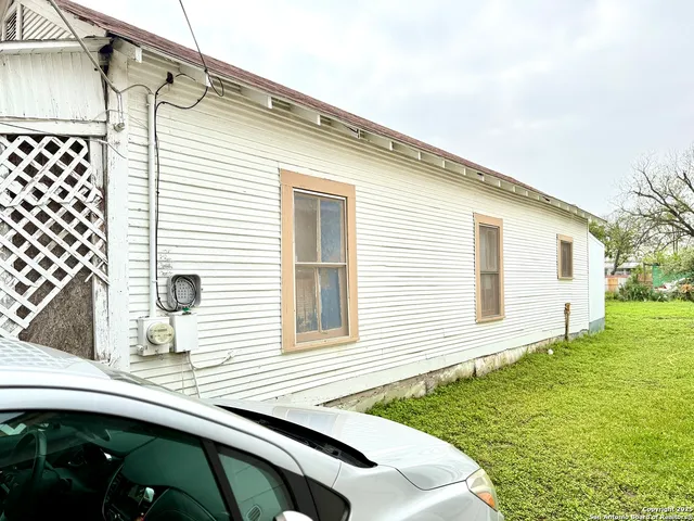 a view of a house with a backyard