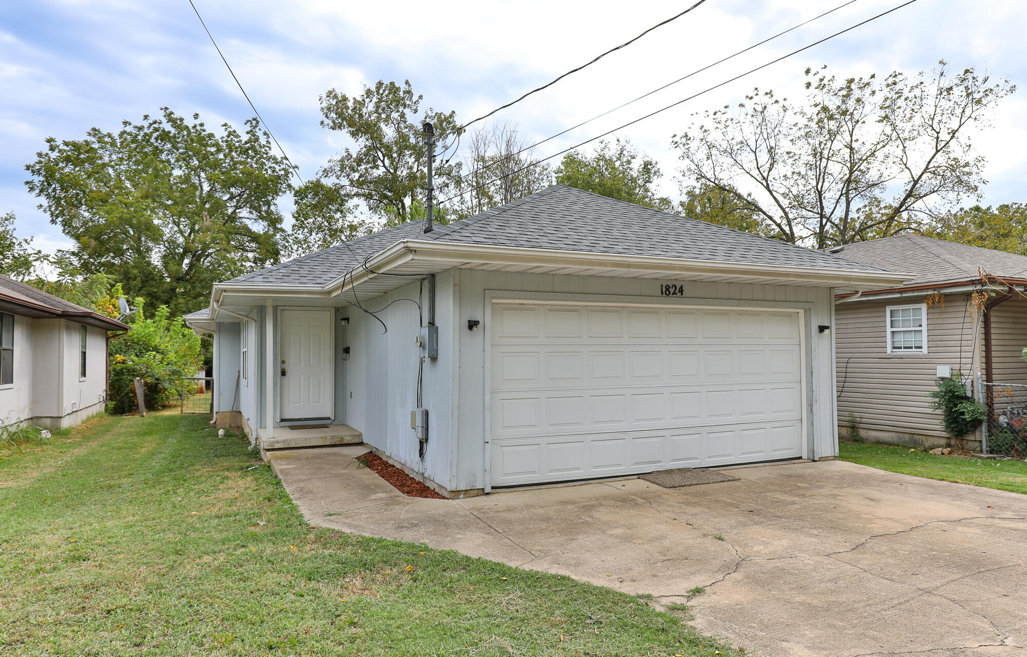 1824 North Golden Avenue Springfield, MO 65802 - Photo 2 of 29 7M4A6201 (1)