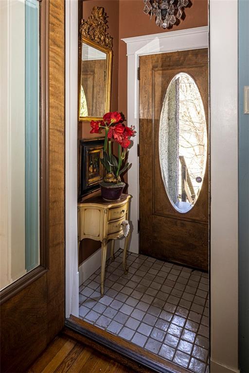 82 Pilgrim Road Carnegie, PA 15106 - Photo 3 of 17 Front door ... foyer ...