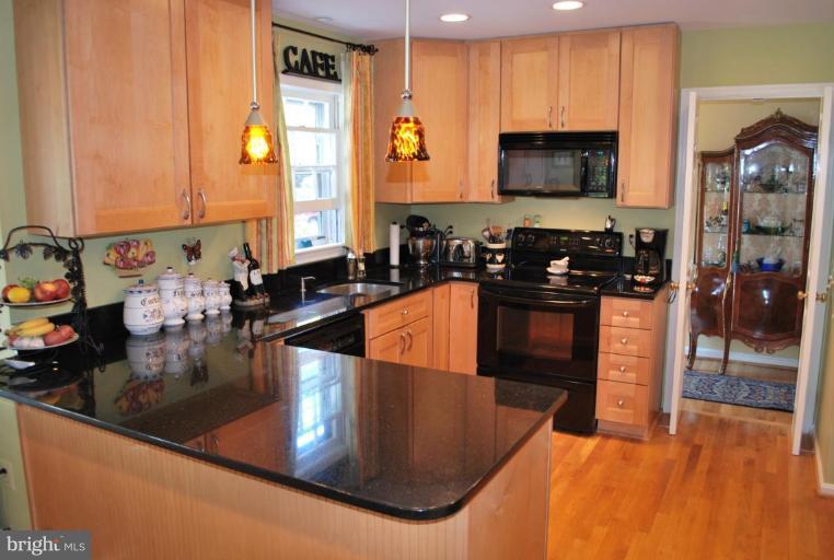 2083 Cobblestone Lane Reston, VA 20191 - Photo 8 of 30 Kitchen