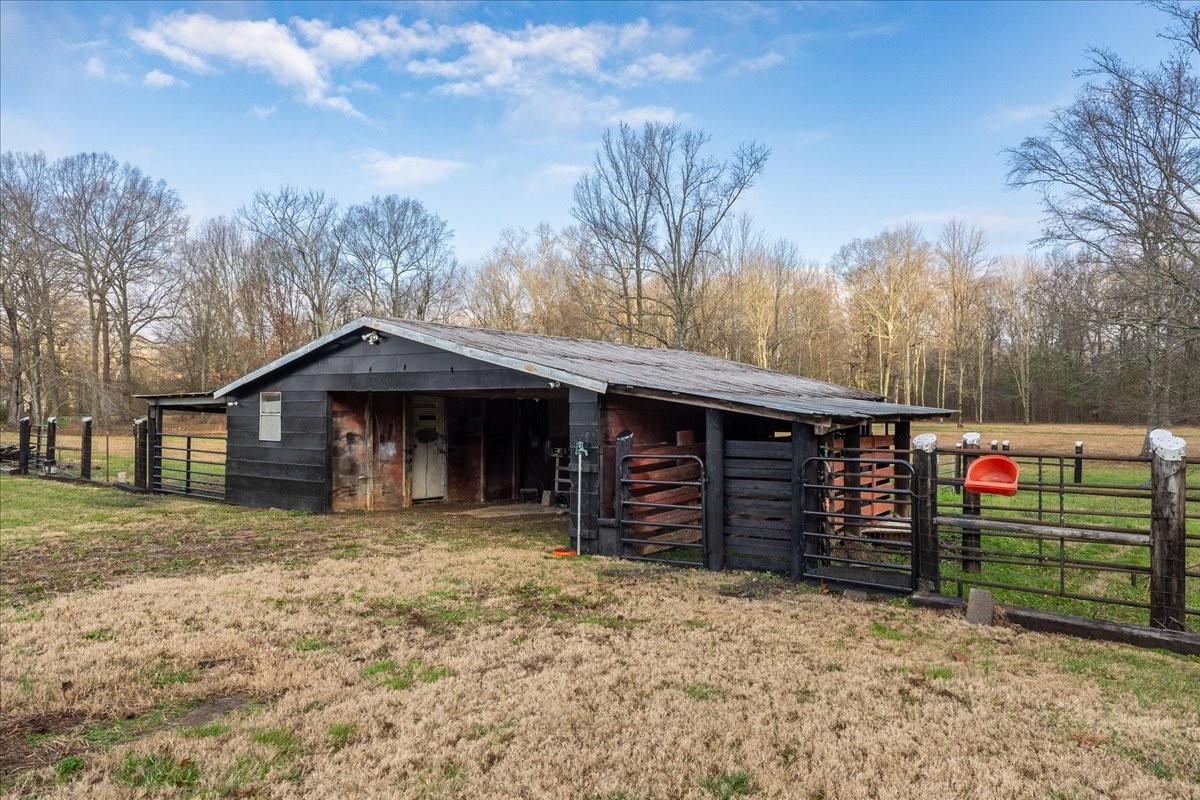 838 Pete Sain Road Manchester, TN 37355 - Photo 33 of 34 Barn- with working cattle shoot, water and electric and 2 interior rooms