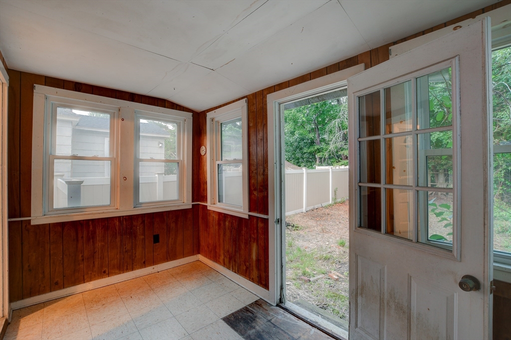 31 Webster Street Winchendon, MA 01475 - Photo 12 of 34