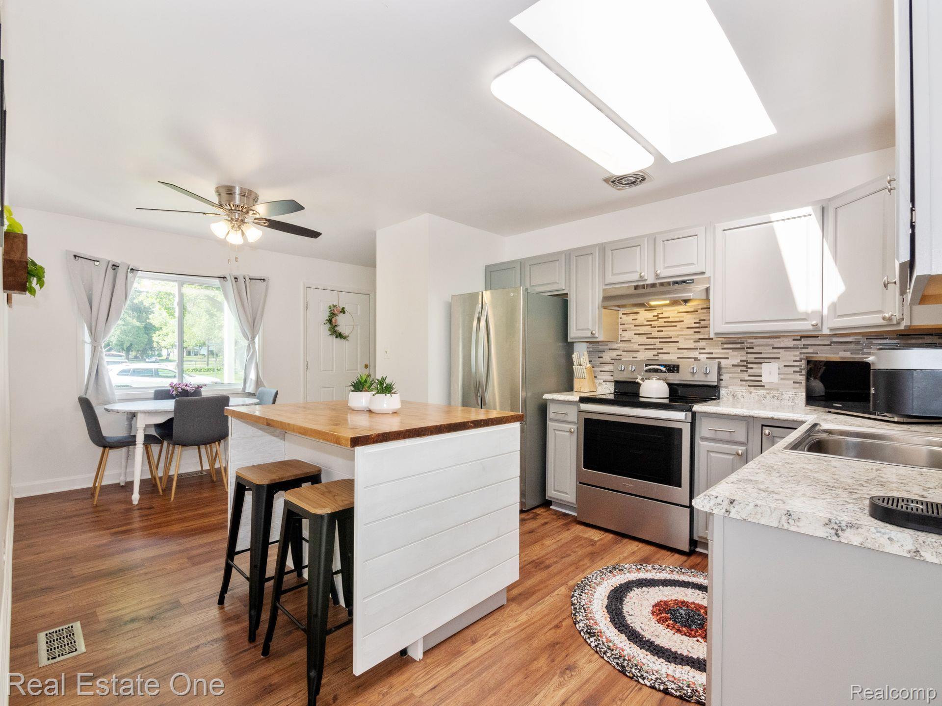 3980 Queensbury Road Lake Orion, MI 48359 - Photo 6 of 15 BRITE AND OPEN KITCHEN WITH CENTER ISLAND