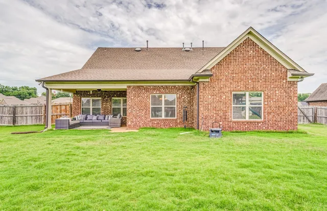 a view of a house with backyard